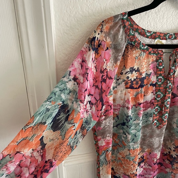 Fig and Flower Vibrant Floral Blouse - Picture 4 of 7